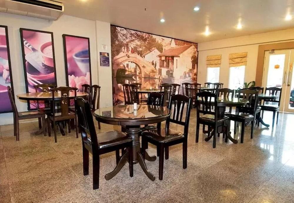 Traders Inn Brunei Бандар Сери Бегаван Екстериор снимка