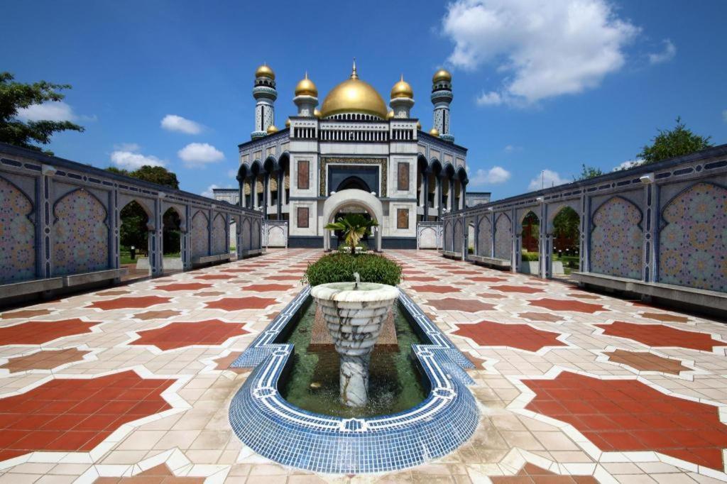 Traders Inn Brunei Бандар Сери Бегаван Екстериор снимка