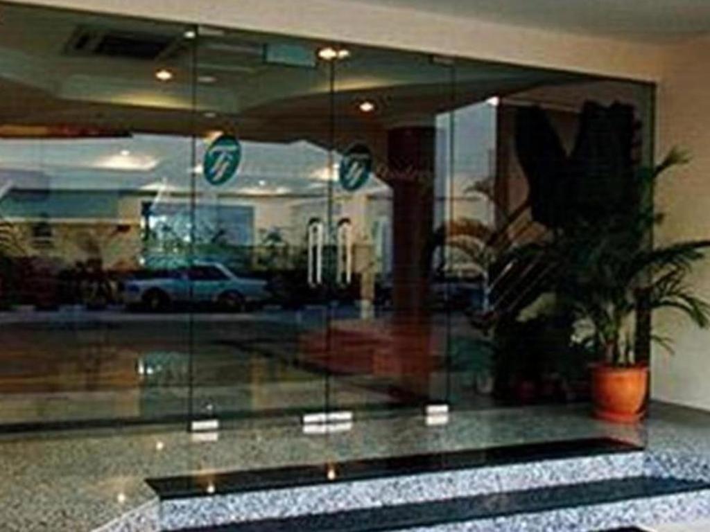 Traders Inn Brunei Бандар Сери Бегаван Екстериор снимка